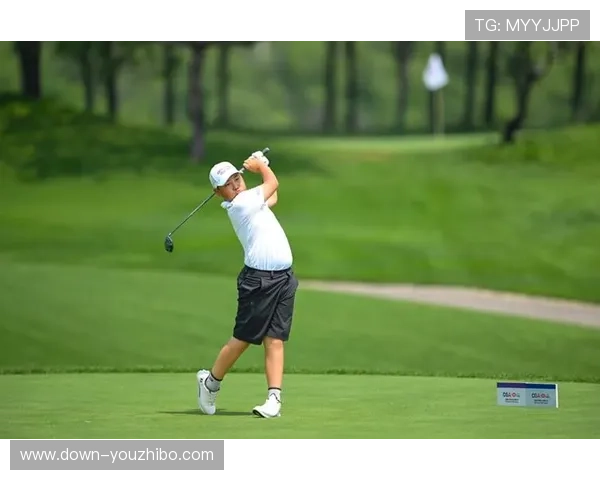 男子C组加洞赛邓博文开球进沙憾负，黄永颢长推绝杀夺冠